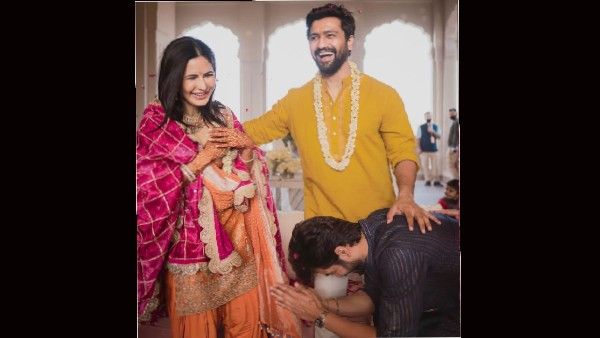 Vicky Kaushal और Katrina Kaif की अनदेखी तस्वीर, भाभी के पैर छूते नजर आए सनी कौशल! VIRAL PIC