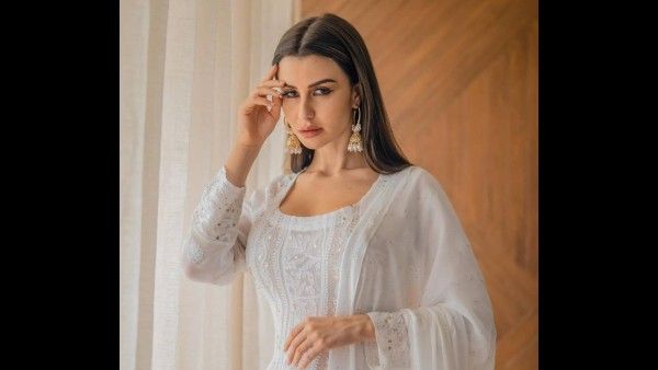 नवरात्रि में अरबाज खान की गर्लफ्रेंड जॉर्जिया सफेद ड्रेस में दिखीं बला की खूबसूरत, बोलीं- गांव जाना है