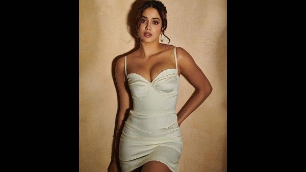 जाह्नवी कपूर ने बॉडीकॉन आउटफिट में बरपाया कहर, बढ़ाया इंटरनेट का पारा