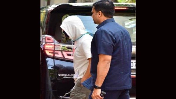 Aamir Khan हुए नकाबपोश, ऐड विवाद के बीच मीडिया के कैमरे से खुद को बचाते आए नजर!