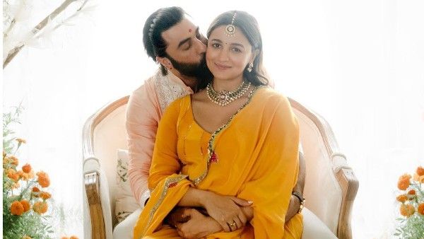 Alia Bhatt Baby Shower Pics: आलिया भट्ट को रणबीर कपूर से मिला गोदभराई में परफेक्ट तोहफा, जानते हैं क्या?