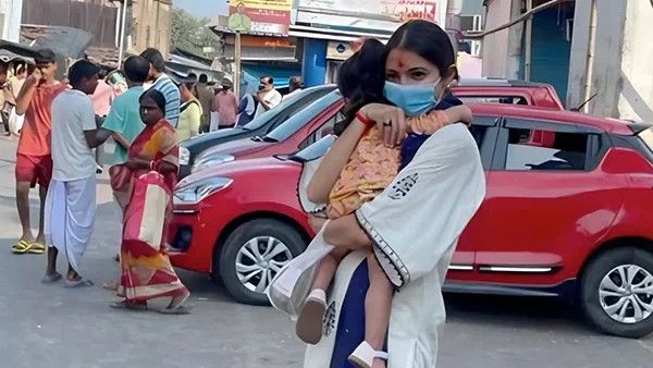 बेटी Vamika के साथ कोलकाता के रास्ते पर खड़ी दिखीं Anushka Sharma, पूजा के बाद खाई मिठाई