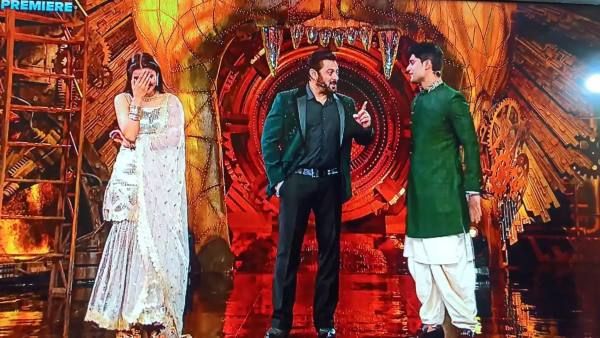 Bigg Boss 16 Grand Premiere: बिग बॉस के घर में हुई पहली लड़ाई, आपस में भिड़ीं निमृत कौर और अर्चना गौतम