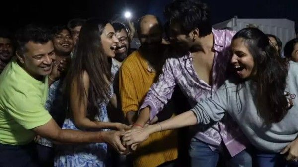 कार्तिक आर्यन - कियारा आडवाणी की SatyaPrem Ki Katha शूट: मिनी गरबा और बड़े से केक से साथ पूरा हुआ शूट