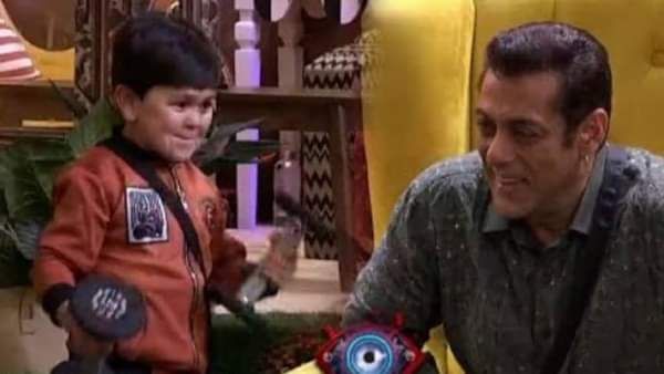 Bigg Boss 16 video- दौड़ कर Abdu Rozik ने Salman को लगाया गले, दिया अनोखा गिफ्ट, लड़ाई से दुखी