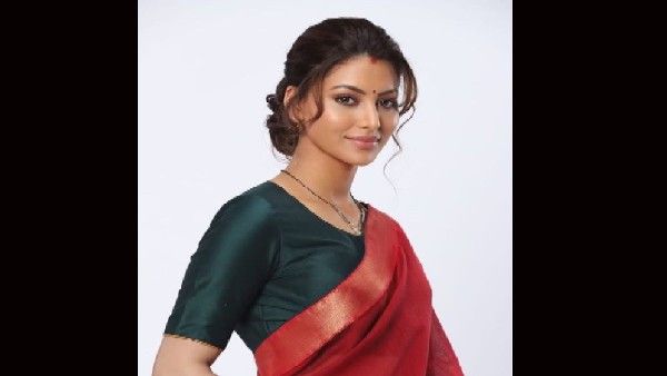 Urvashi Rautela Sindoor Pic- मांग में सिंदूर भरे नजर आईं उर्वशी रौतेला, लोग बोले 'वर्ल्ड कप खेलने दो उसे'