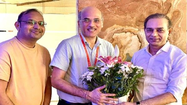 निर्माता महावीर जैन ने राजश्री परिवार और सूरज बड़जात्या को 'ऊंचाई' से पहले सम्मानित किया