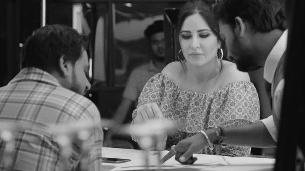 Katrina Kaif Pregnant: बेबी बंप में संभल कर सीढ़ियां उतरती दिखीं कैटरीना कैफ, बड़ी वेबसाइट ने लीक की तस्वीरें