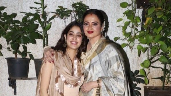 जान्हवी कपूर ने रेखा के साथ दिए पोज, Mili की स्पेशल स्क्रीनिंग से वायरल हुईं तस्वीरें