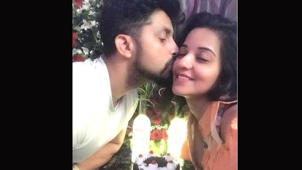 बर्थडे पर Monalisa कमरे में हुईं रोमांटिक, केक काट कर पति के साथ किया Lip Lock, देखिए VIDEO