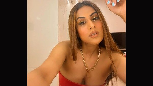Nia Sharma Photos: मिरर सेल्फी लेते हुए निया ने कर दी ऐसी गलती, बोल्डनेस की सारी हदें की पार
