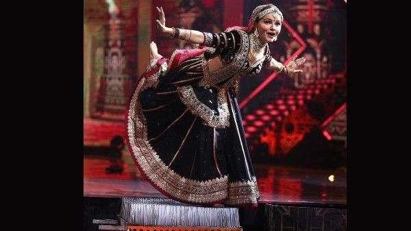 Jhalak Dikhhla Jaa 10 Video: 500 कीलों के बिस्तर पर डांस करने के बाद दर्द से चिल्लाई Rubina dilaik 
