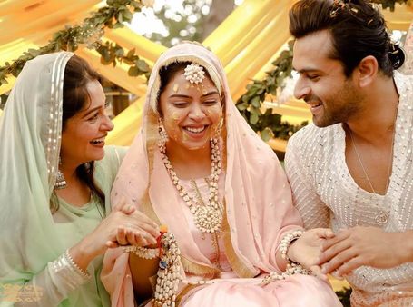 बहन Saba Ibrahim की हल्दी-मेहंदी बारात में Dipika- Shoaib की जोड़ी का सुपरहिट डांस, Video Viral