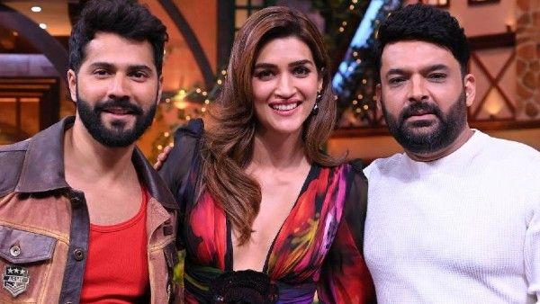 Kapil Sharma Show : Kriti Sanon ने किया KISS, कपिल ने वरुण धवन का उड़ाया मजाक