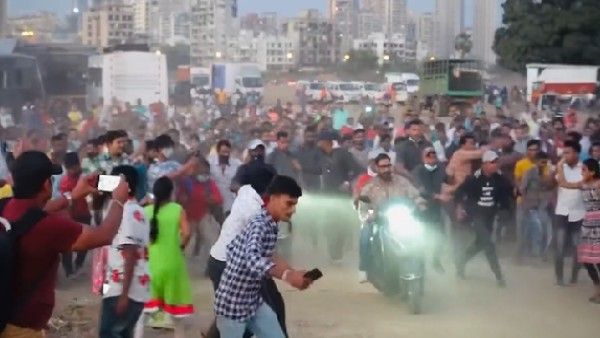 Ajay Devgn को स्कूटी पर देख सैकड़ों लोग करने लगे पीछा, वायरल हुआ हैरान कर देने वाला Video