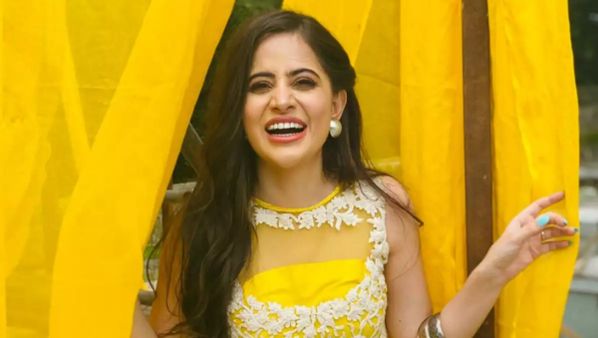 Urfi Javed Video: टॉप उतारकर उर्फी जावेद ने शेयर किया वीडियो, बोलीं- बताओ मेरे सामने क्या लिखा है...