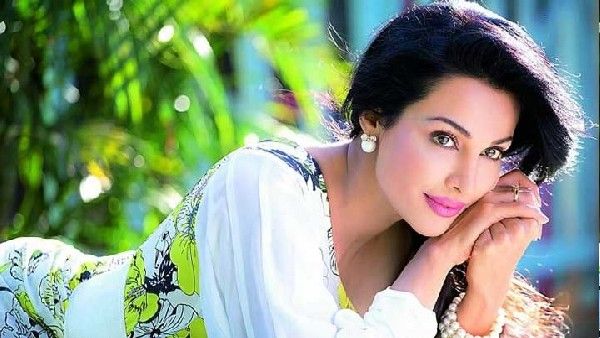 Exclusive- फ्लोरा सैनी ने फिर किया घरेलू हिंसा को याद, बोलीं 'मेरे बाल पकड़कर सड़क पर घसीटा गया'