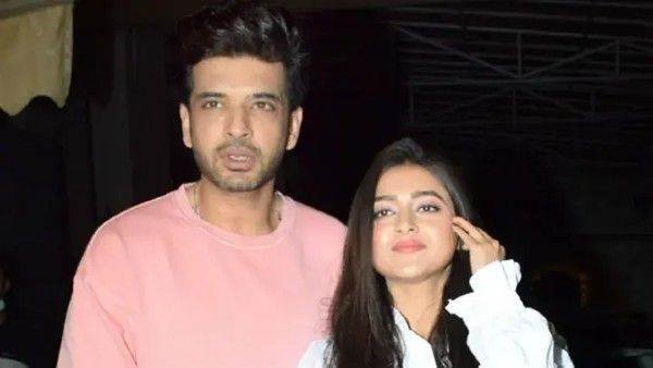 भीड़ में डरी हुई Tejasswi Prakash के साथ एक फैन ने कर दी ऐसी हरकत , भड़के Karan Kundrra