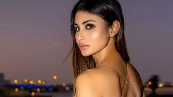 बिकिनी में Mouni Roy की ऐसी बुरी हालत देख, लोगों मे उड़ाया मजाक, गंदे कमेंट की बारिश !