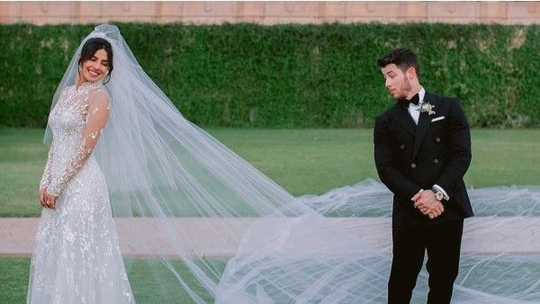 जाह्नवी कपूर से लेकर आलिया भट्ट तक, इनकी मोबाइल के वॉलपेपर में किसकी तस्वीरों ने बनायी जगह, जानें यहां