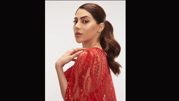 रेड HOT लुक में Nikki Tamboli का सबसे बोल्ड फोटोशूट, फैंस ने बोला ठंड में आग लगा दी