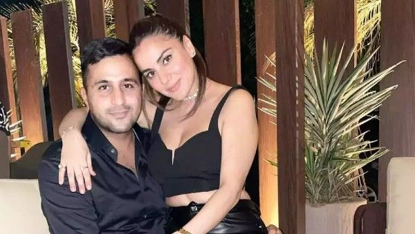 VIDEO : Shraddha Arya का बिगड़ा बैलेंस, पति ने ऐसे संभाला, लोगों ने बोला- दारू का असर है