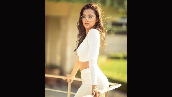 Karan Kundrra हुए गायब,Tejasswi Prakash ने कैमरे के सामने बदल दिए पूरे कपड़े, देखिए VIDEO