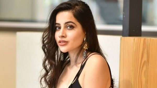 Urfi javed controversy 2022: चेतन भगत से लेकर Topless वीडियो तक, उर्फी जावेद ने खड़े किए ये विवाद