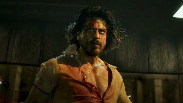 Pathaan के सेट से वायरल हुई शाहरुख खान की अनदेखी तस्वीर, क्रू ने गोद में उठाया और..