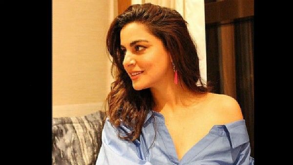 Shraddha Arya : कुंडली भाग्य की संस्कारी बहू ने पारी की सारी हदें, अकेले में बेडरूम में टॉवल के साथ 