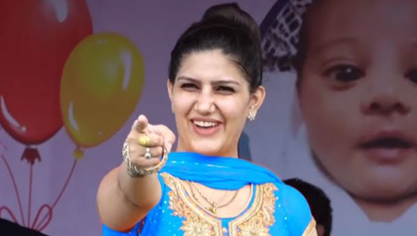 सपना चौधरी से बारात में बोला जीजा - साली पानी प्यादे.... हसीना ने देसी अंदाज में कर दी बोलती बंद