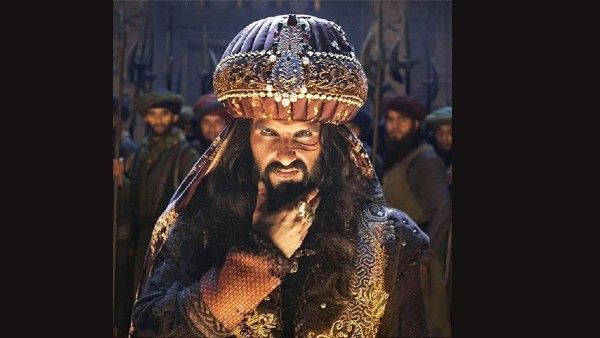 नेगेटिव किरदार निभाकर फिल्मों में पॉजिटिव से ज्यादा चर्चाओं में रहे ये एक्टर्स