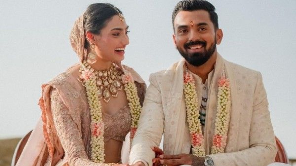सब्यसाची नहीं बल्कि इस डिजाइनर ने बनाया अथिया शेट्टी और K.L. Rahul का वेडिंग आउटफिट, वायरल हुई फोटो