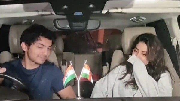 Janhvi Kapoor पहले मीडिया को देख शर्मायीं, फिर छिपाया चेहरा, रूमर्ड बॉयफ्रेंड के साथ वायरल हुआ वीडियो!
