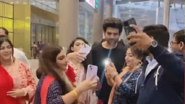 एयरपोर्ट पर भीड़ के बीच घिरे कार्तिक आर्यन ने खुद को ऐसे निकाला, Video वायरल!