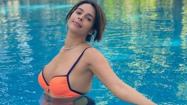 Mallika Sherawat ने ऑरेंज बिकीनी में शेयर की ऐसी हॉट एंड सेक्सी फोटोज, हो गईं ट्रोल, लोग बोले- 'भगवा रंग है'