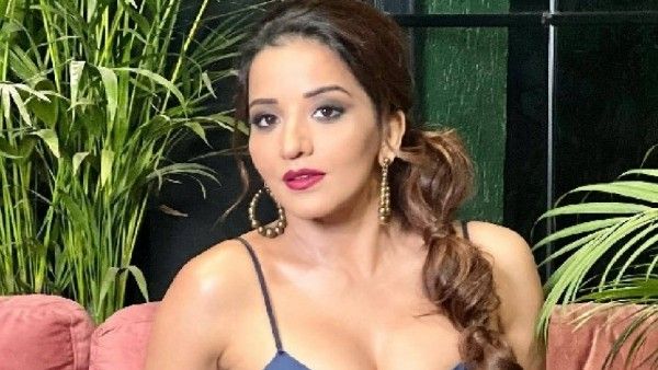 ठंड में सिर्फ ब्लैक बिकिनी पहनकर भोजपुरी एक्ट्रेस Monalisa ने लगाई ऐसी आग, अकेले में देखिए