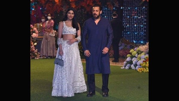 अनंत अंबानी-राधिका मर्चेंट की सगाई में भांजी Alizeh के साथ पहुंचे Salman Khan, डेब्यू की अफवाह हुई तेज