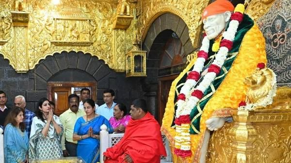 रवीना टंडन ने साईं बाबा के दरबार में टेका मत्था, हाथ जोड़कर की प्रार्थना, सामने आईं तस्वीरें