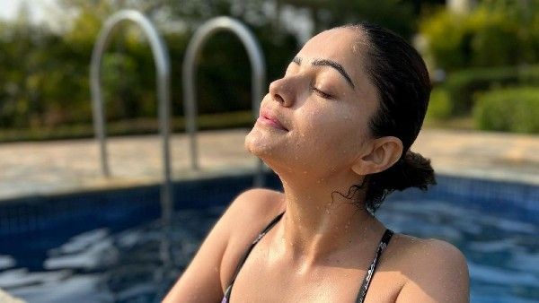 Rubina Dilaik ने कराया साल का पहला सेक्सी फोटोशूट, बिकिनी पहनकर नहाना किया शुरू