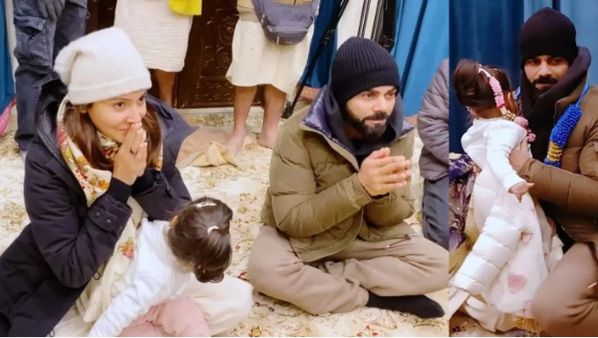 बेटी को सीने से चिपकाए वृंदावन पहुंचे विराट-अनुष्का, इतनी बड़ी होकर दिखा वामिका का चेहरा