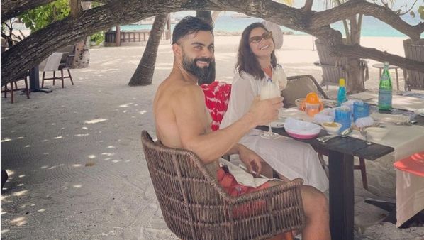 पत्नी अनुष्का शर्मा संग शर्टलैस होकर विराट कर रहे थे मस्ती, मिनटों में वायरल हुई प्राइवेट लम्हों की ये तस्वीर