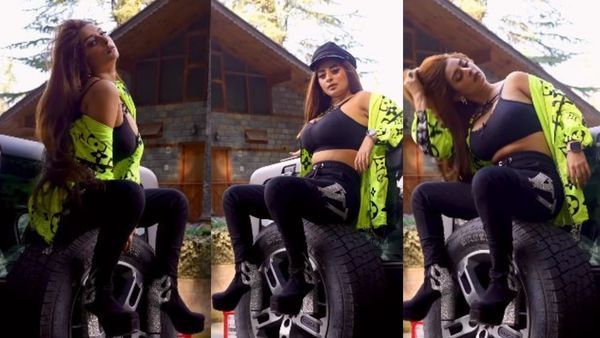 शर्ट के बटन खोल, झुक-झुककर ब्रालेट में बोल्ड पोज देती दिखी ये हसीना, फोटो देख कहीं शरमा ना जाएं आप!