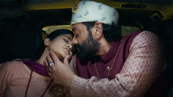 बाबा निराला की सेवादार ने शॉर्ट ड्रेस में दिखाईं टांगे, हॉट लुक ने हिला डाला इंटरनेट!