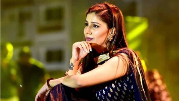 Sapna Choudhary Video: बैकलेस लुक में सपना चौधरी ने पहली बार की ऐसी हरकत, बोलीं- तने छाती के लगा लू मैं...