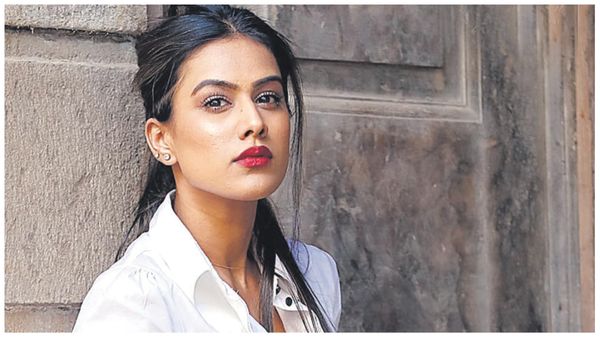 Nia Sharma Dance: खंभे पर लटक-लटककर निया शर्मा करने लगी डांस, छोटी सी स्कर्ट पहनकर दिखाए हैरान कर देने वाल करत