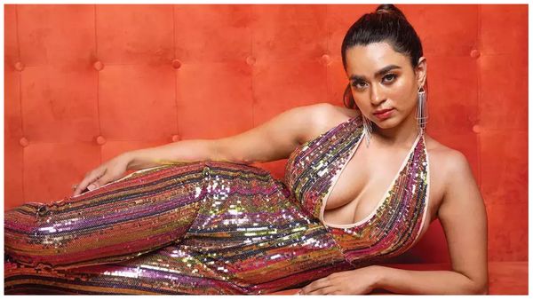 Soundarya Sharma: जरा सी स्कर्ट पहनकर कुत्ता घुमाने लगी ये हसीना, नीचे बैठी तो...