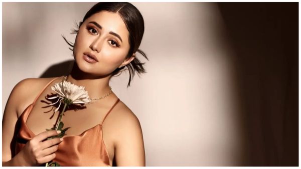 Rashami Desai ने साड़ी के नाम पर पहन लिया इतना बोल्ड कपड़ा, डांस करते हुए झलक रहा सबकुछ