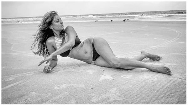 बीच पर छोटे कपड़े पहनकर ऐसी हरकतें करने लगीं Nia Sharma कि खुला रह गया फैंस का मुंह!