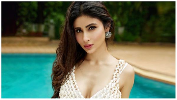 अजीबोगरीब कपड़े पहनकर Mouni Roy पहुंच गई एयरपोर्ट, लोगों ने पूछा-'हवाई जहाज उड़ाना है क्या'